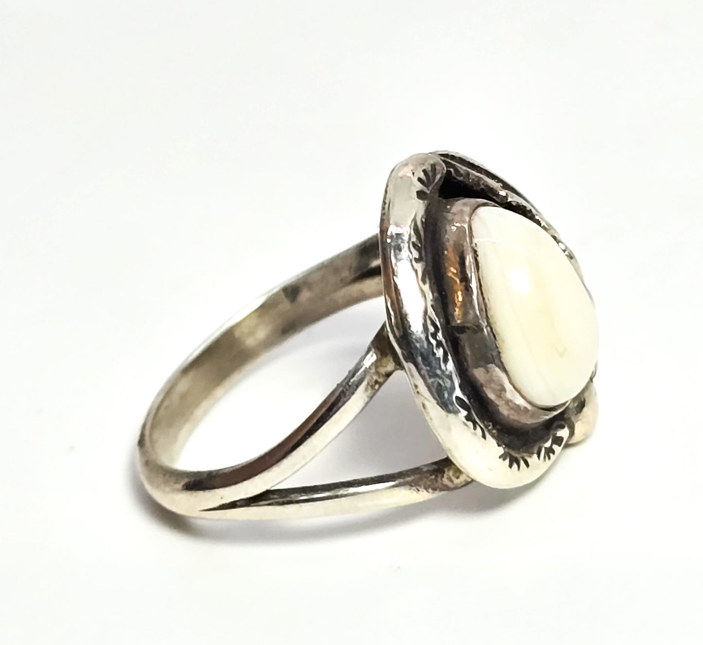 Navajo Mother of Pearl shell Native American Feather vintage sterling silver ring size 5.5