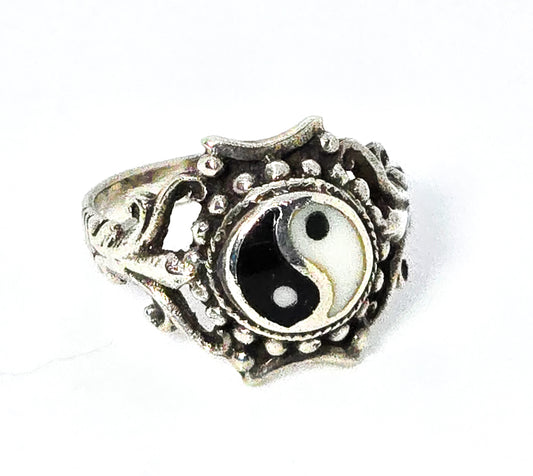 Black and white enamel Balance Ying Yang vintage filigree sterling silver ring size 5.5