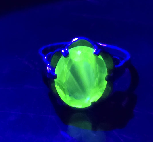 Sarah Coventry Uranium Glass sterling silver adjustable vintage birthstone ring size 8