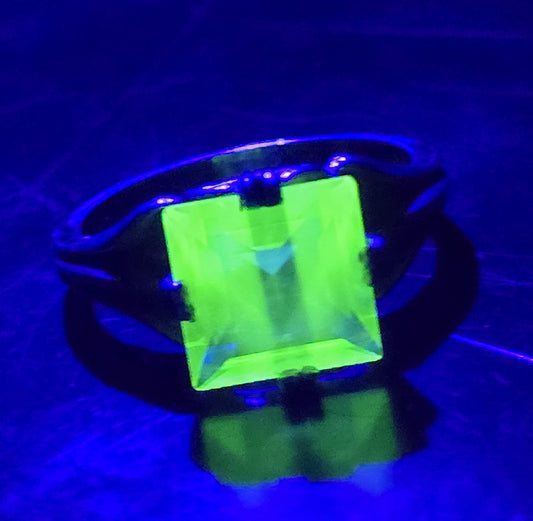 Uranium Glass Princess cut sterling silver split shank vintage ring size 9