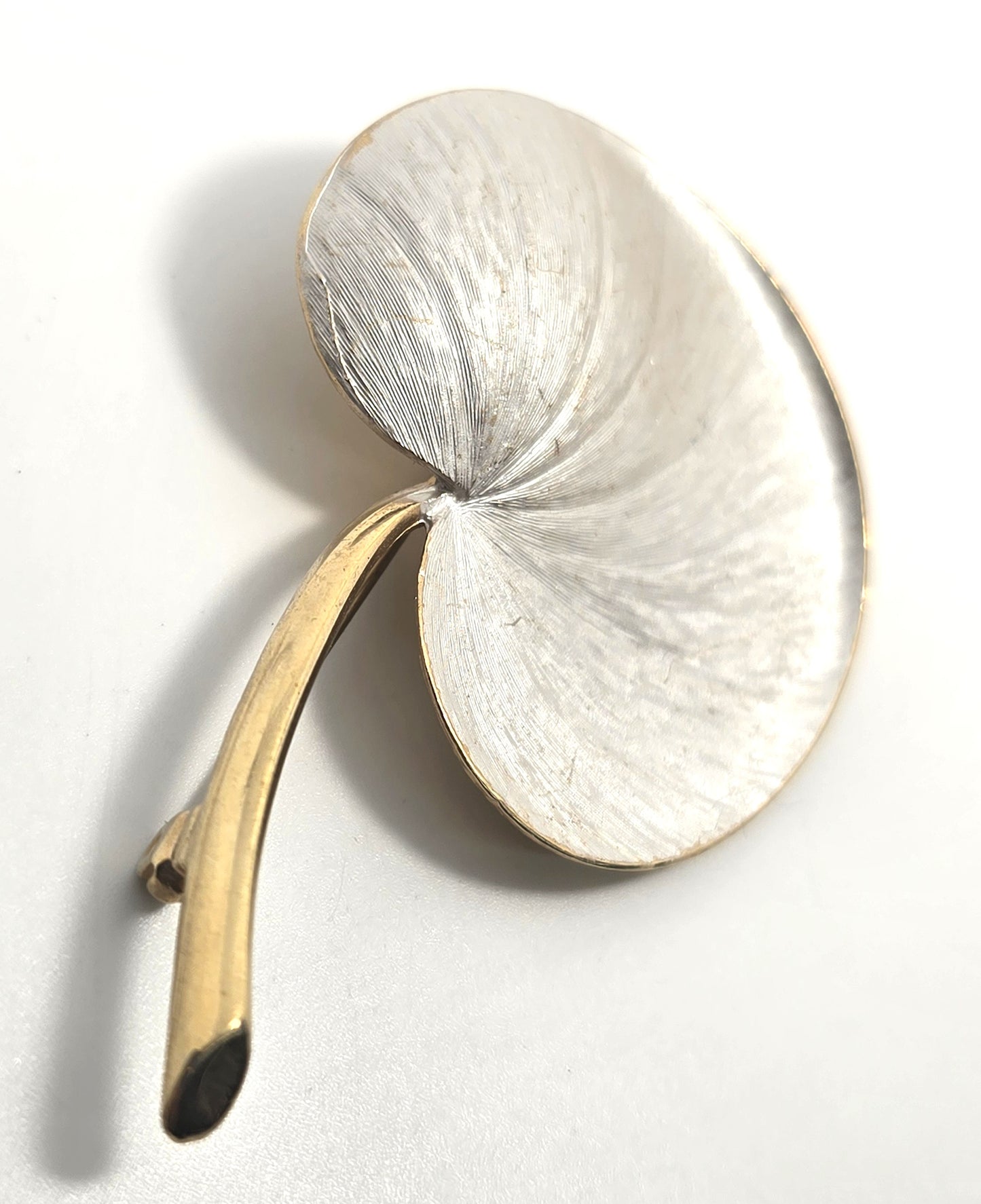 Pastelli white water lily enamel gold toned vintage signed flower brooch