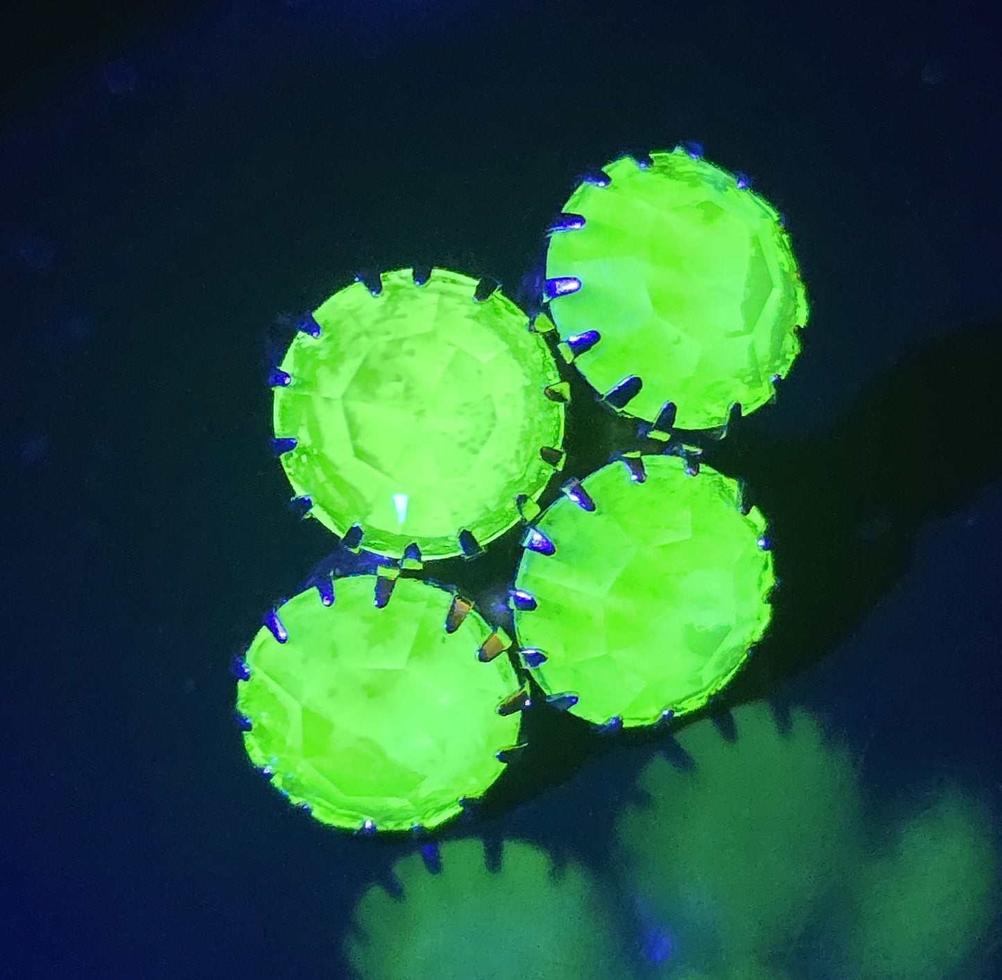 Uranium Glass UV glow rhinestone Emmons gold toned vintage large ring