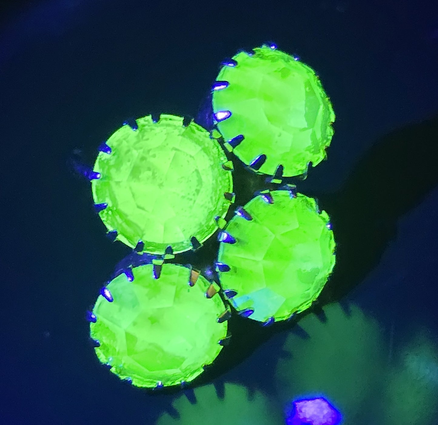 Uranium Glass UV glow rhinestone Emmons gold toned vintage large ring