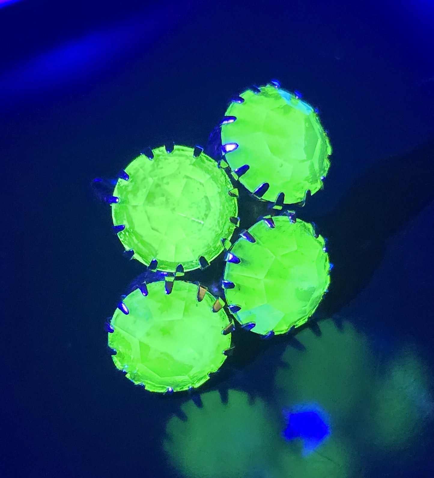 Uranium Glass UV glow rhinestone Emmons gold toned vintage large ring