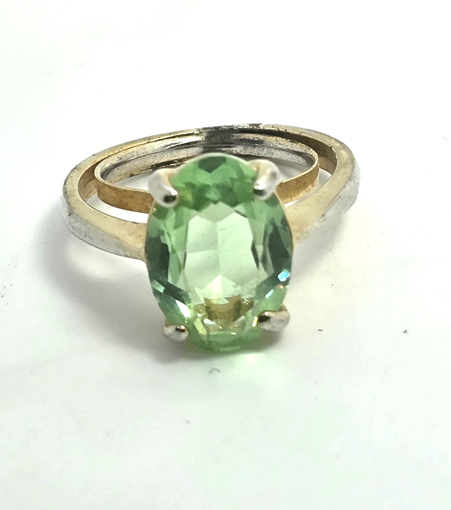 Uranium Glass UV glow oval cut glass gold toned vintage ring size 7.5