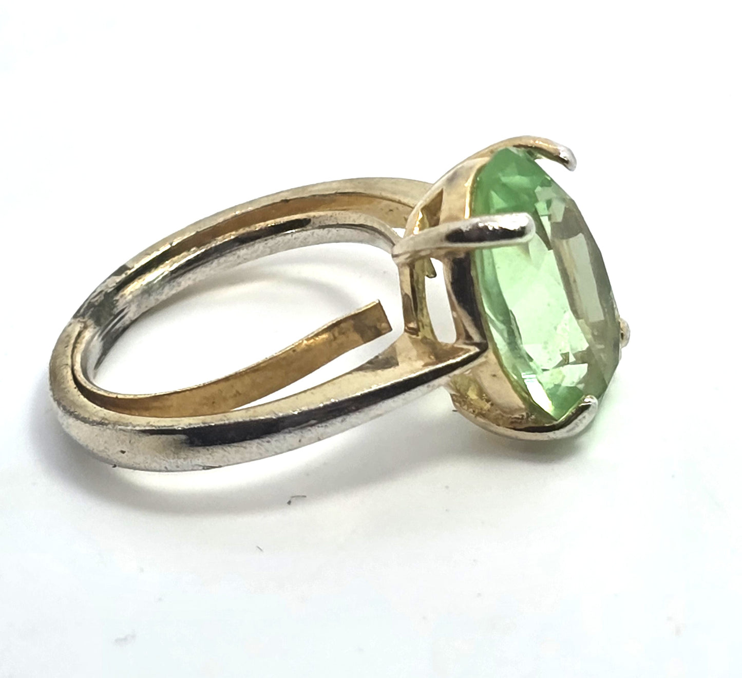 Uranium Glass UV glow oval cut glass gold toned vintage ring size 7.5
