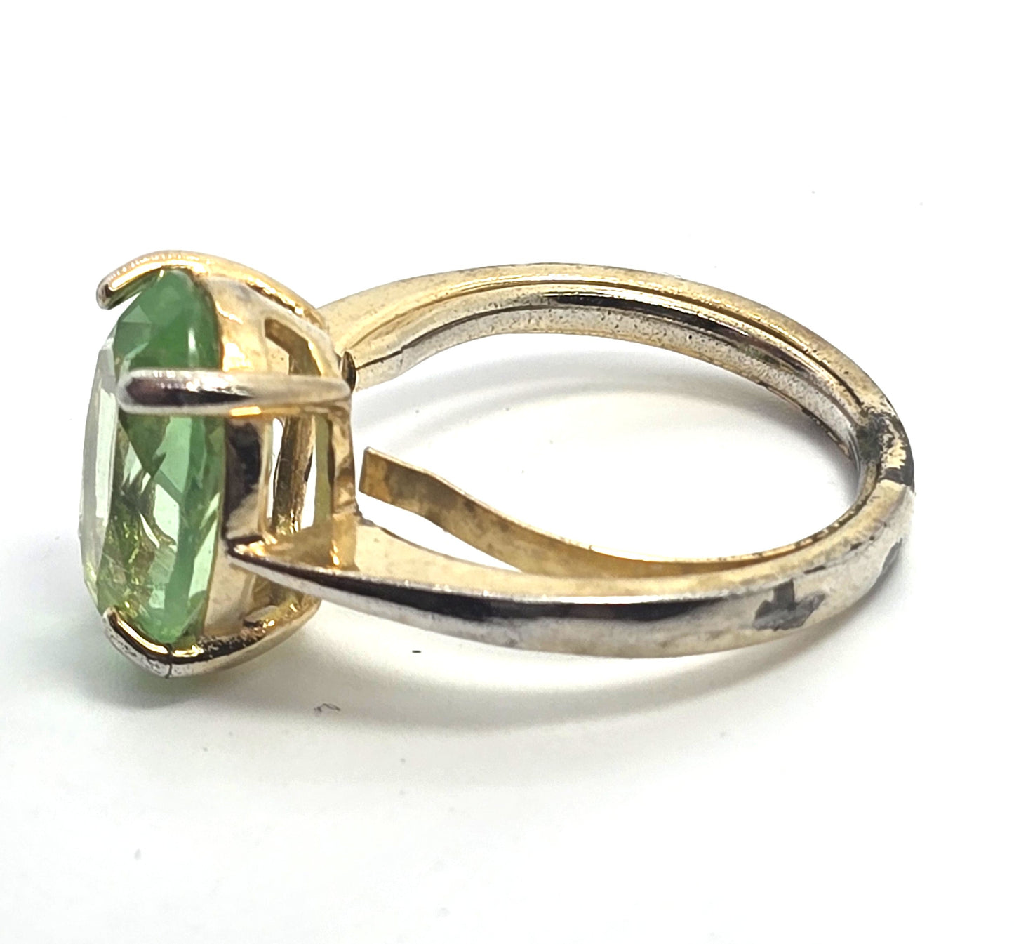 Uranium Glass UV glow oval cut glass gold toned vintage ring size 7.5