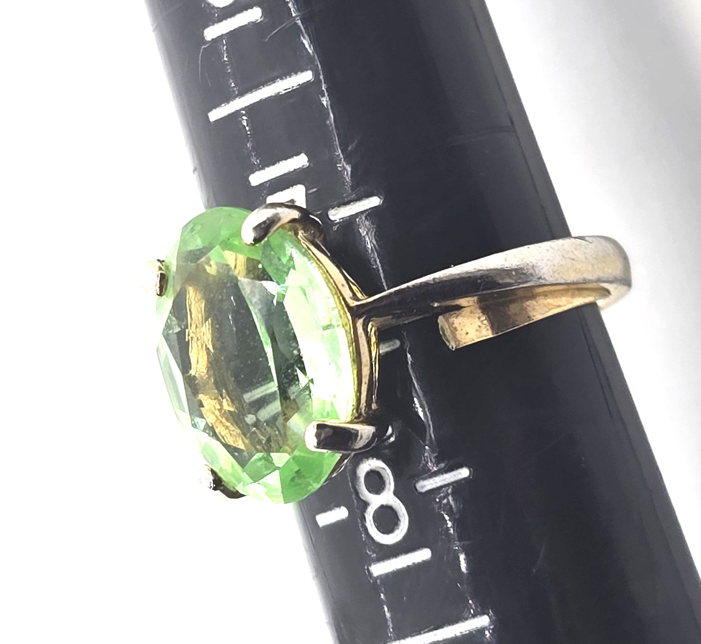 Uranium Glass UV glow oval cut glass gold toned vintage ring size 7.5