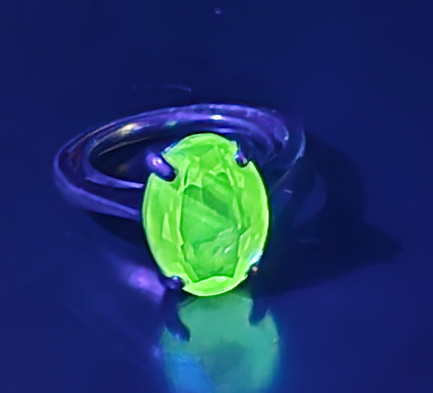 Uranium Glass UV glow oval cut glass gold toned vintage ring size 7.5