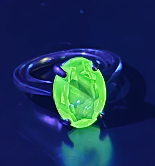 Uranium Glass UV glow oval cut glass gold toned vintage ring size 7.5