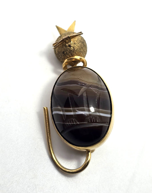 Admark carved Sardonyx agate kitty cat 14k yellow gold filled vintage brooch