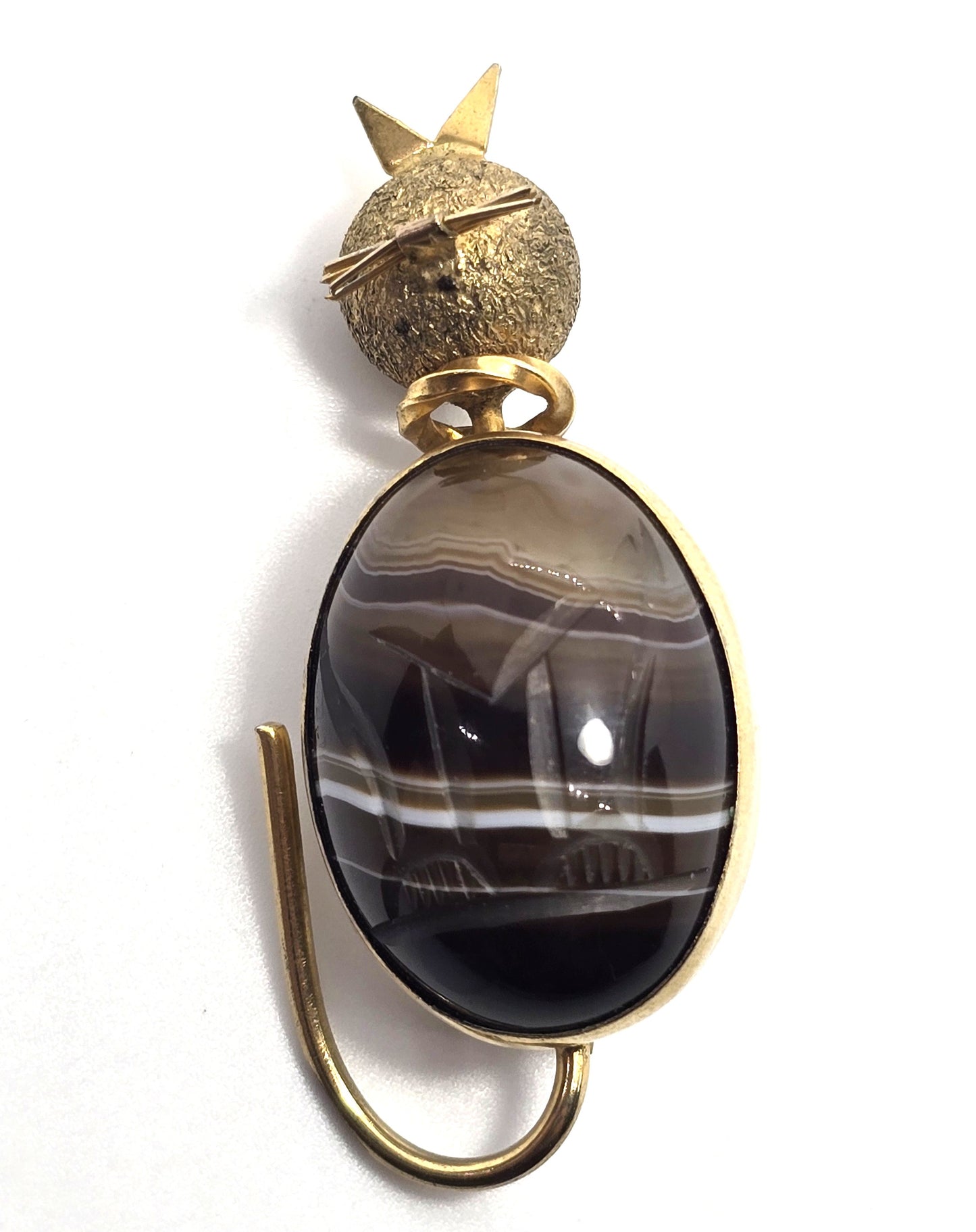 Admark carved Sardonyx agate kitty cat 14k yellow gold filled vintage brooch