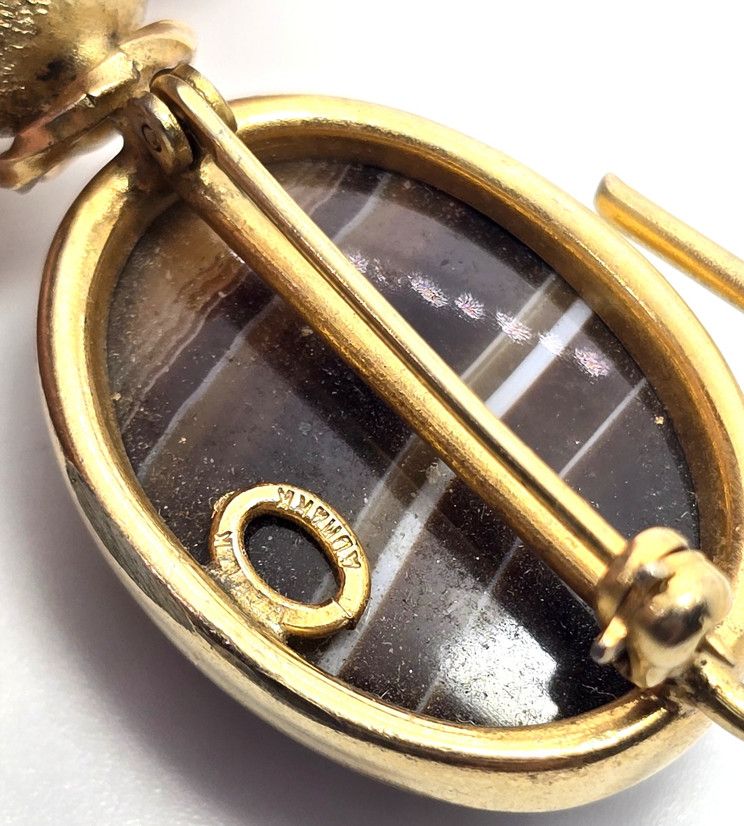 Admark carved Sardonyx agate kitty cat 14k yellow gold filled vintage brooch