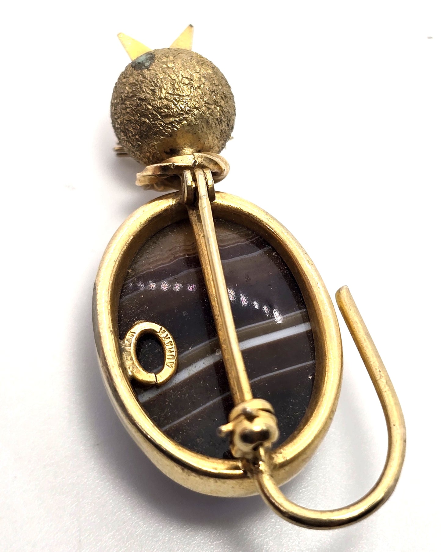 Admark carved Sardonyx agate kitty cat 14k yellow gold filled vintage brooch