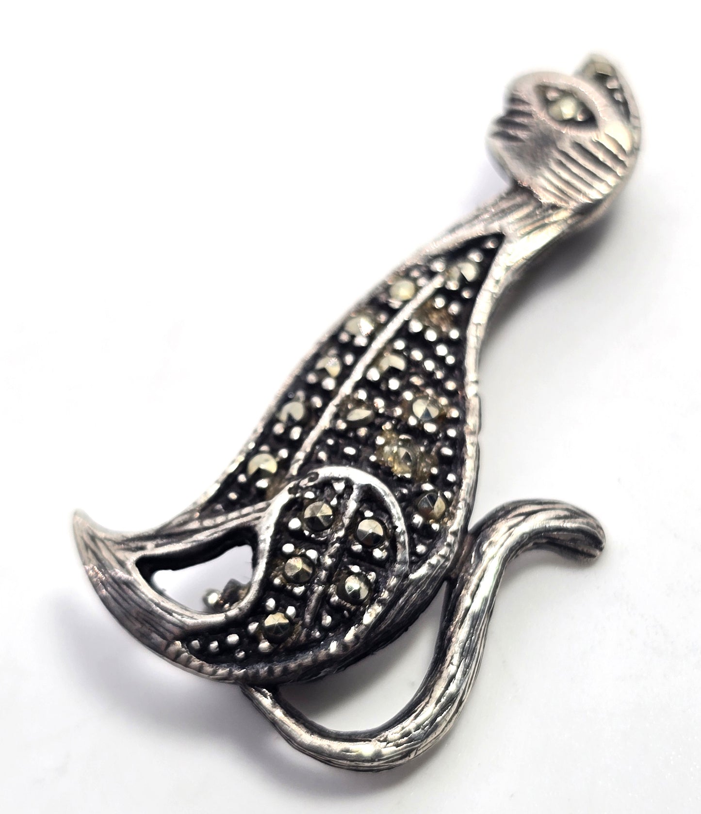 Sitting pretty cat marcasite sterling silver retro feline brooch