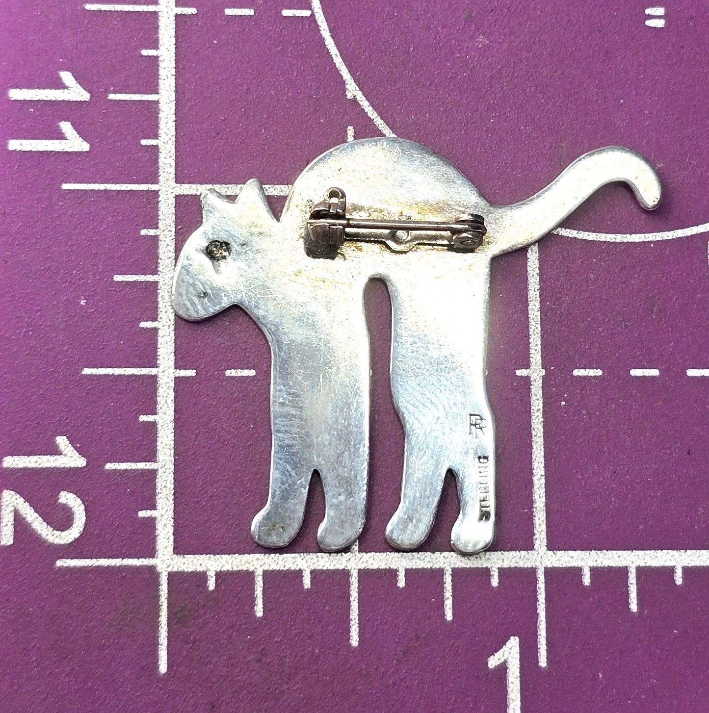 Scaredy Cat Artisan RR vintage sterling silver feline cat brooch