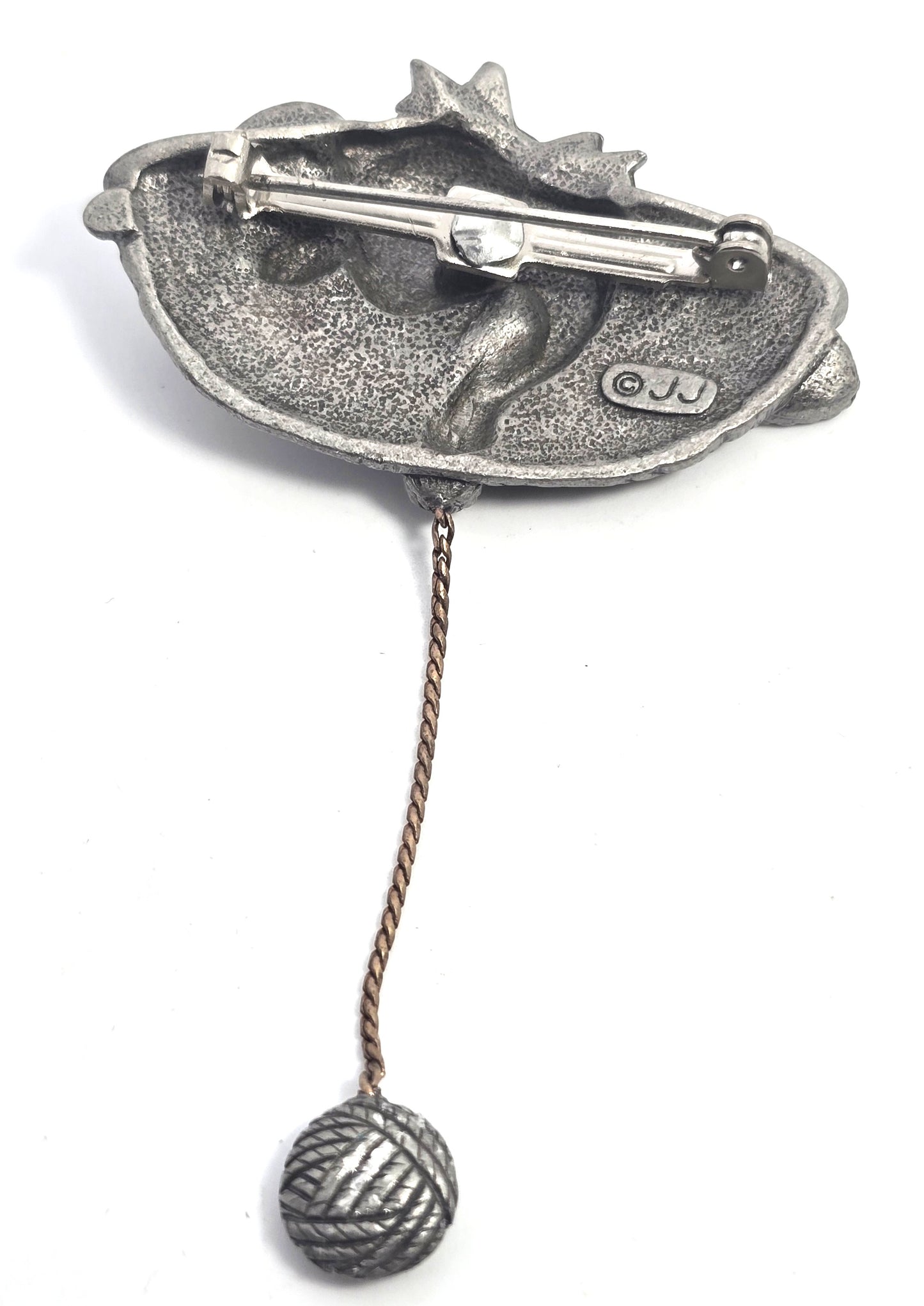 Jonette JJ Jewelry Cat in yarn basket with ball pewter vintage cat brooch