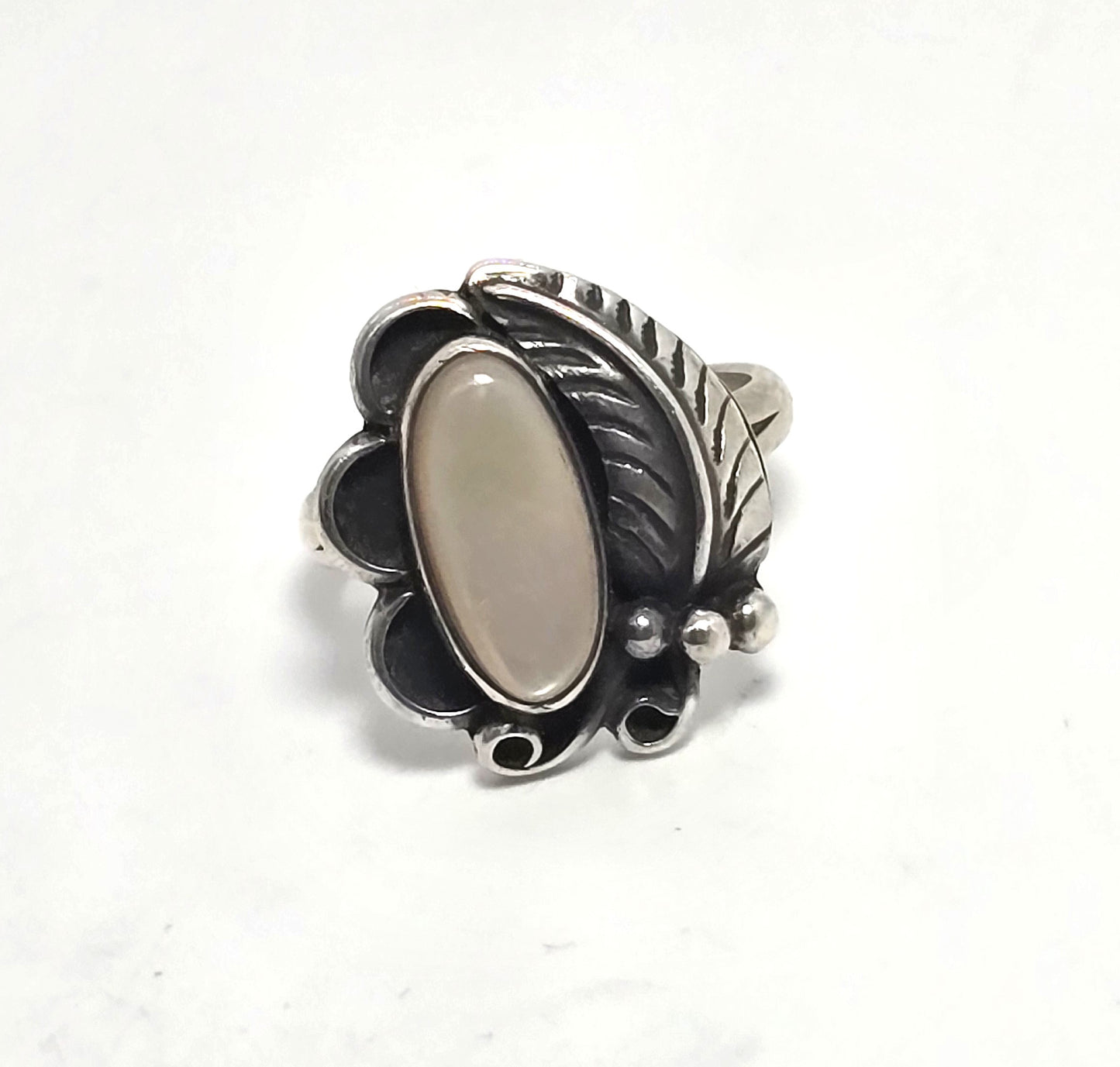 Navajo Mother of Pearl Native American Feather vintage sterling silver ring size 5
