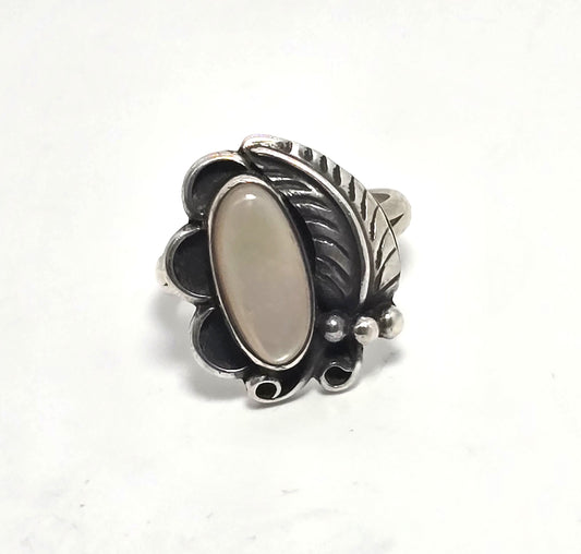 Navajo Mother of Pearl Native American Feather vintage sterling silver ring size 5