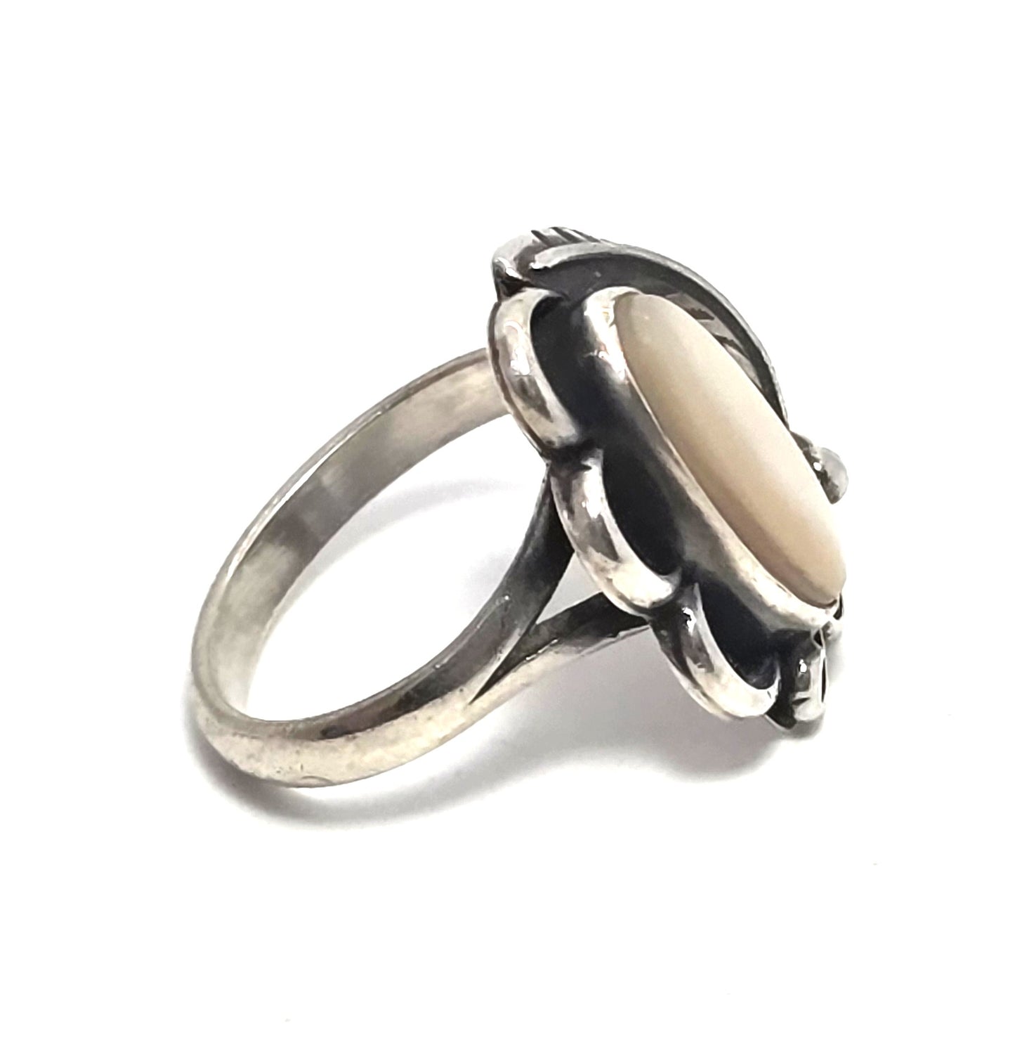 Navajo Mother of Pearl Native American Feather vintage sterling silver ring size 5