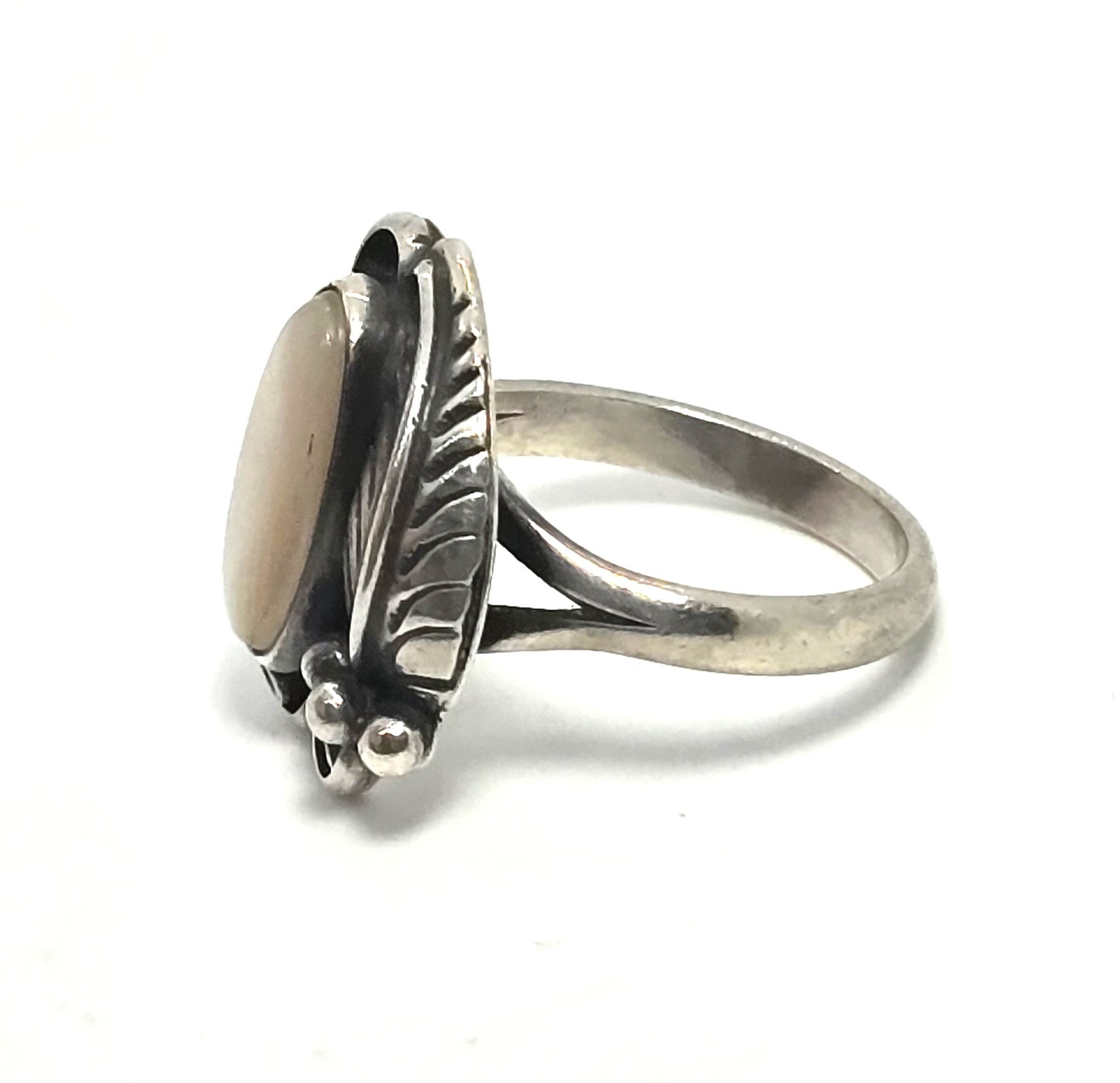 Navajo Mother of Pearl Native American Feather vintage sterling silver ring size 5