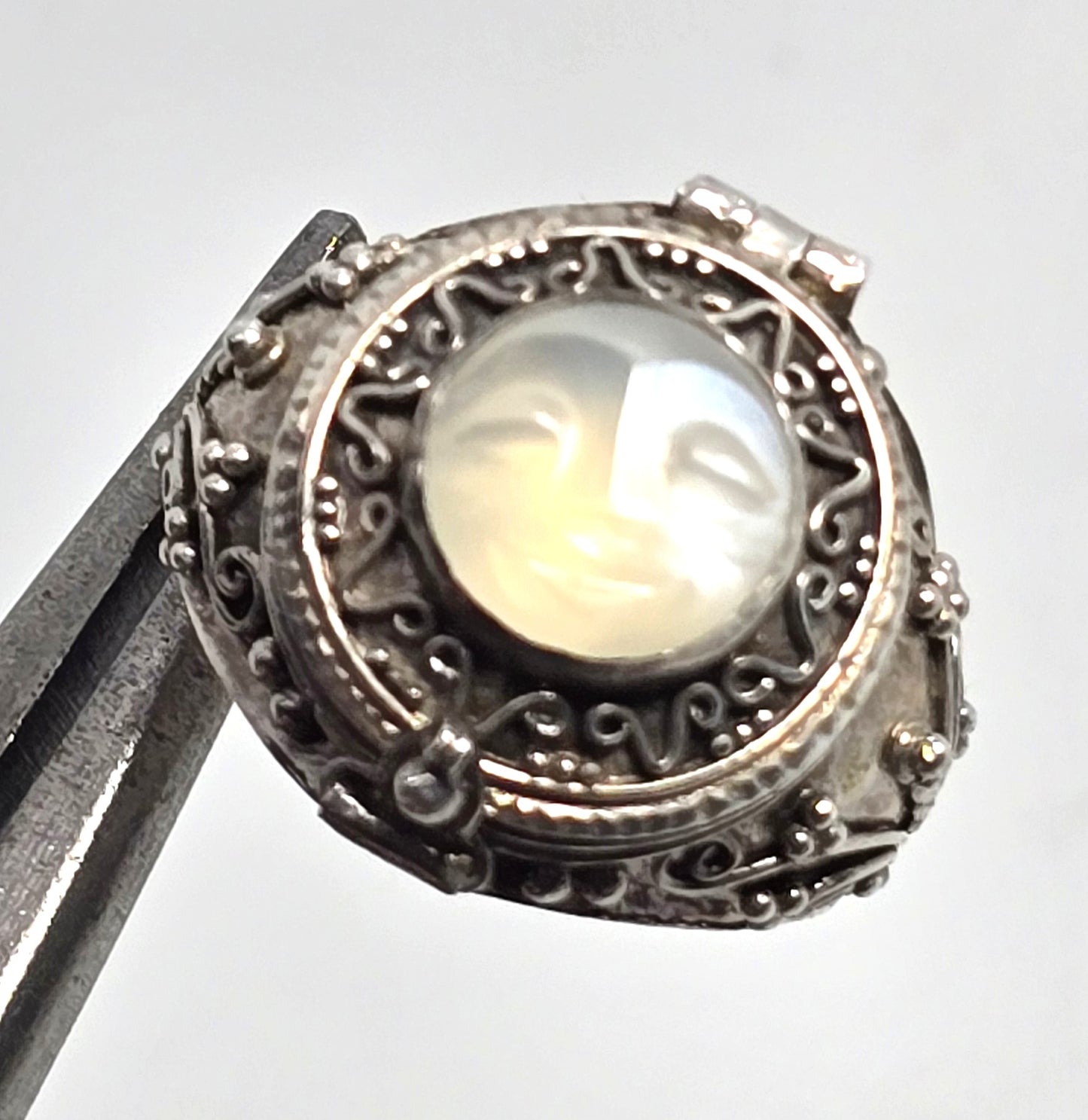 Carved moon face Blue Moonstone poison casket vintage sterling silver ring size 10