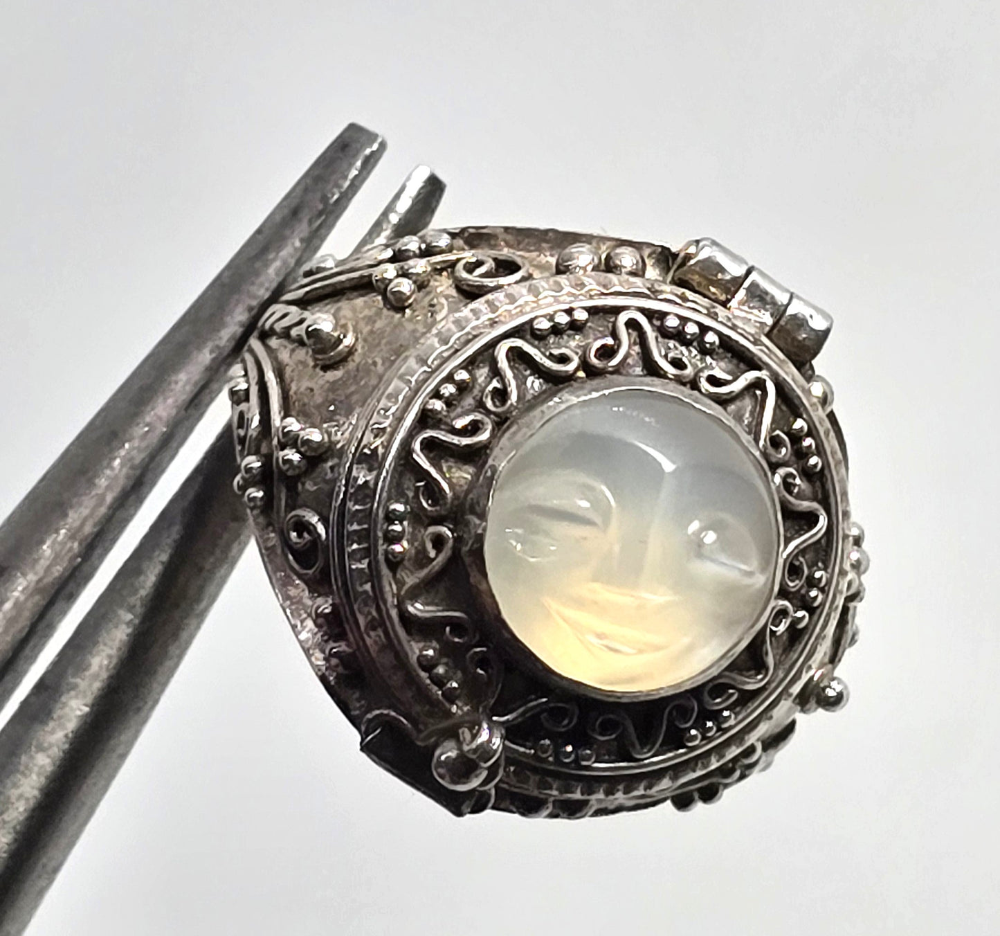 Carved moon face Blue Moonstone poison casket vintage sterling silver ring size 10