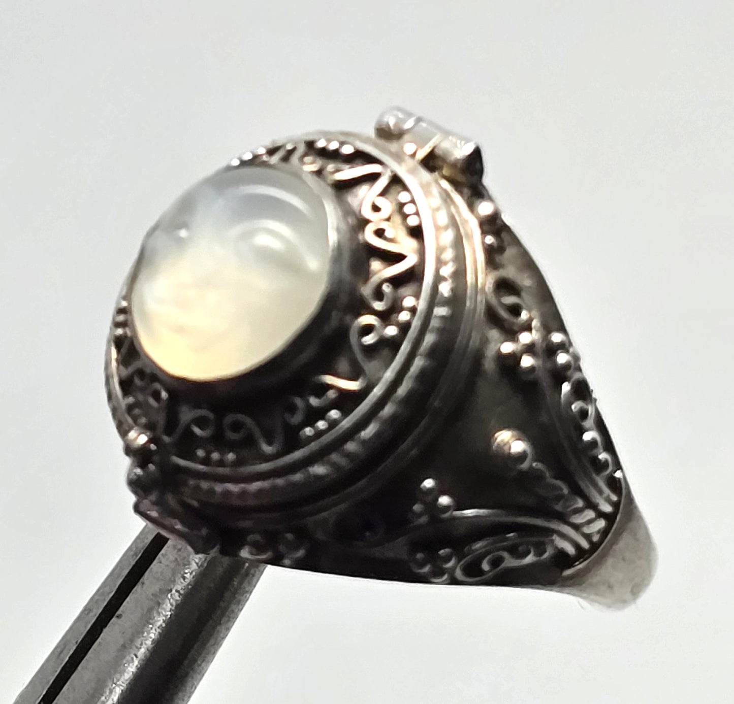 Carved moon face Blue Moonstone poison casket vintage sterling silver ring size 10