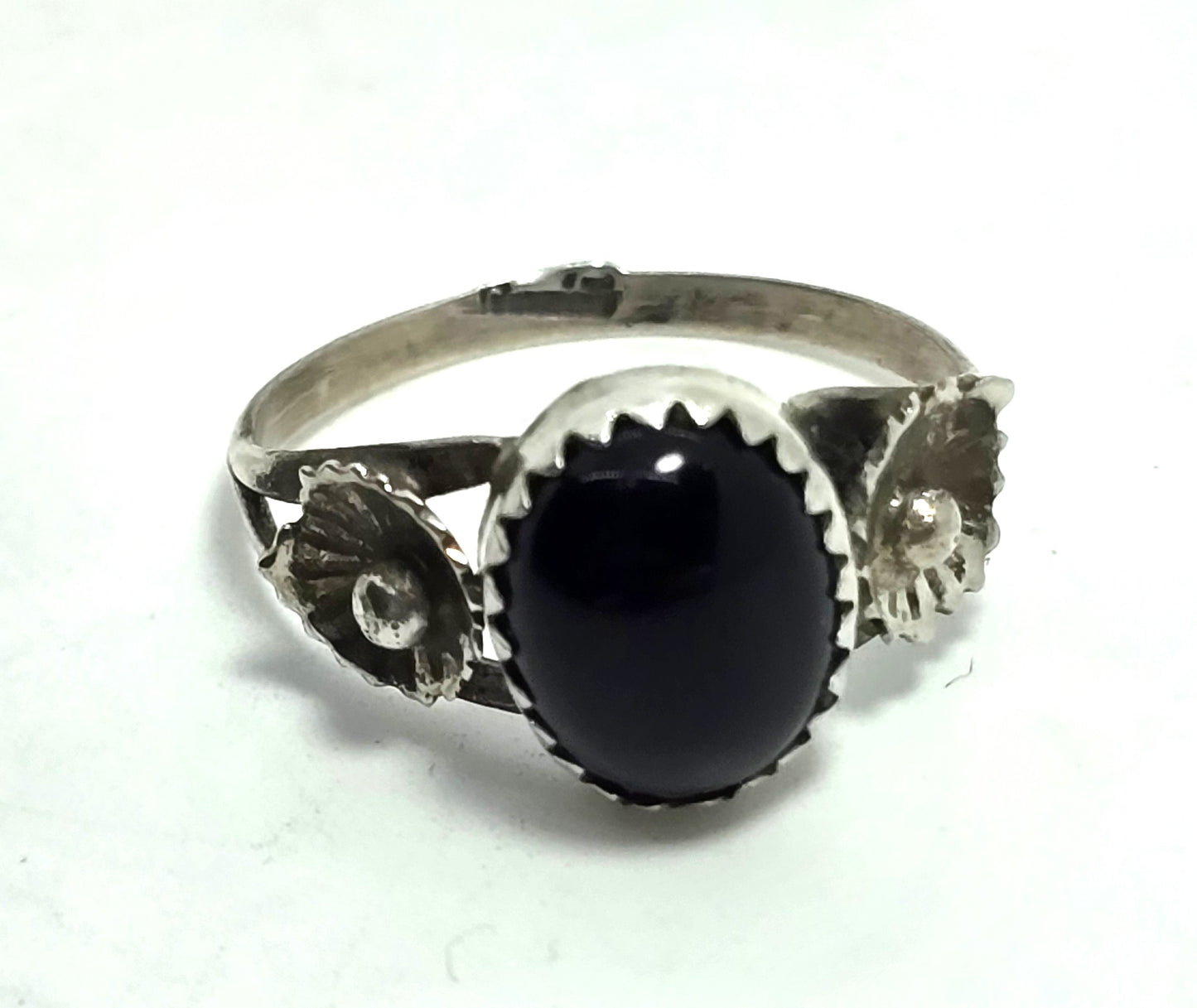 Black onyx Native American handcrafted vintage sterling silver ring size 7