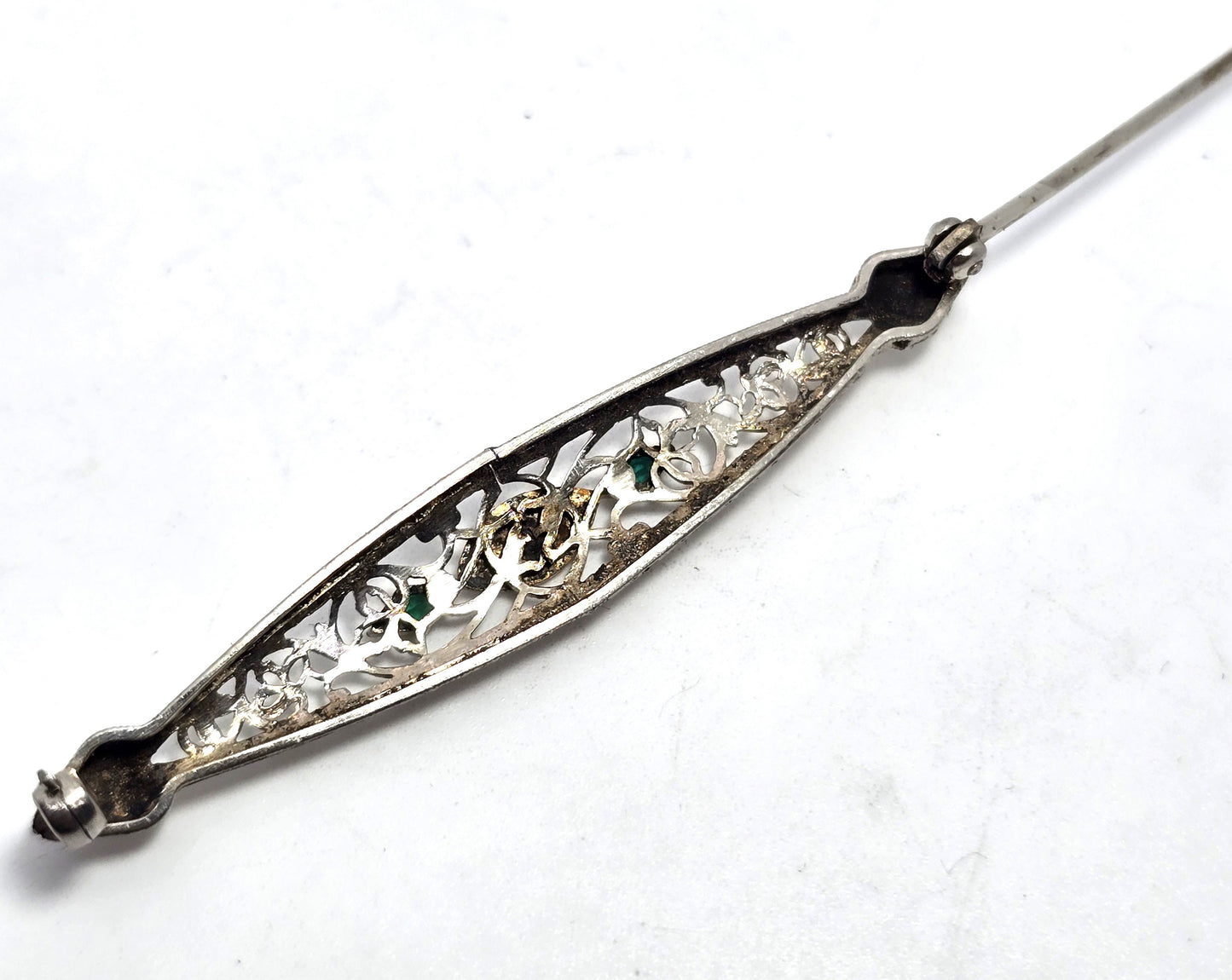 Art Deco fine filigree rhodium plated green and clear paste bar pin brooch