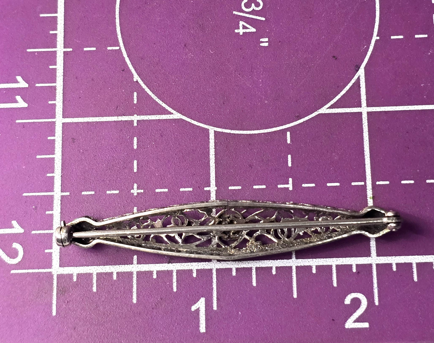 Art Deco fine filigree rhodium plated green and clear paste bar pin brooch