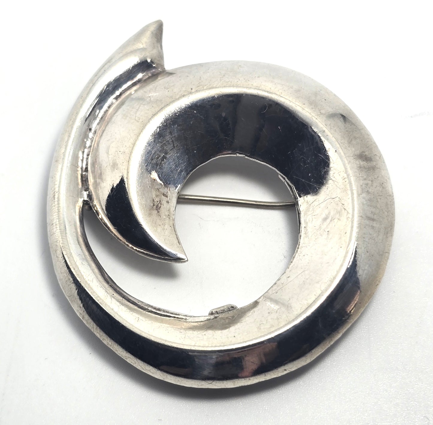 Modernist Mobius Taxco TR-5 Mexican swirl vintage sterling silver pendant brooch
