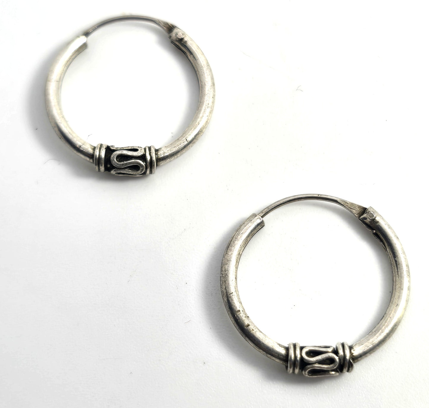 Tribal Balinese small petite sterling silver internal thread vintage hoop earrings