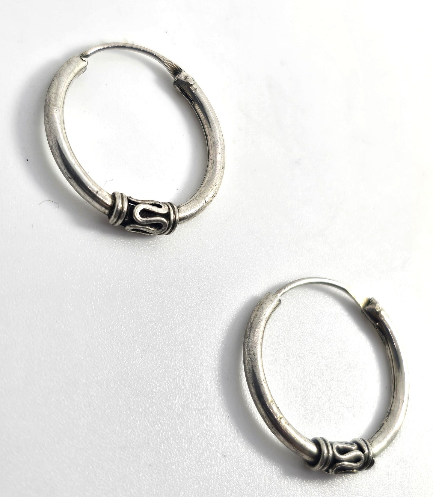 Tribal Balinese small petite sterling silver internal thread vintage hoop earrings