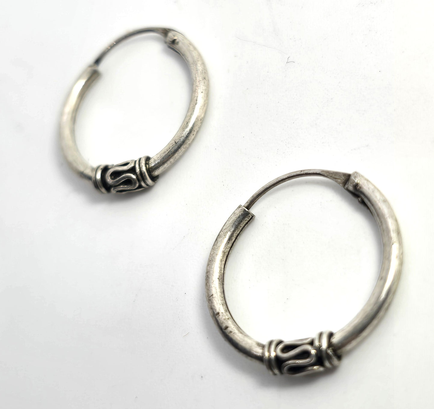 Tribal Balinese small petite sterling silver internal thread vintage hoop earrings