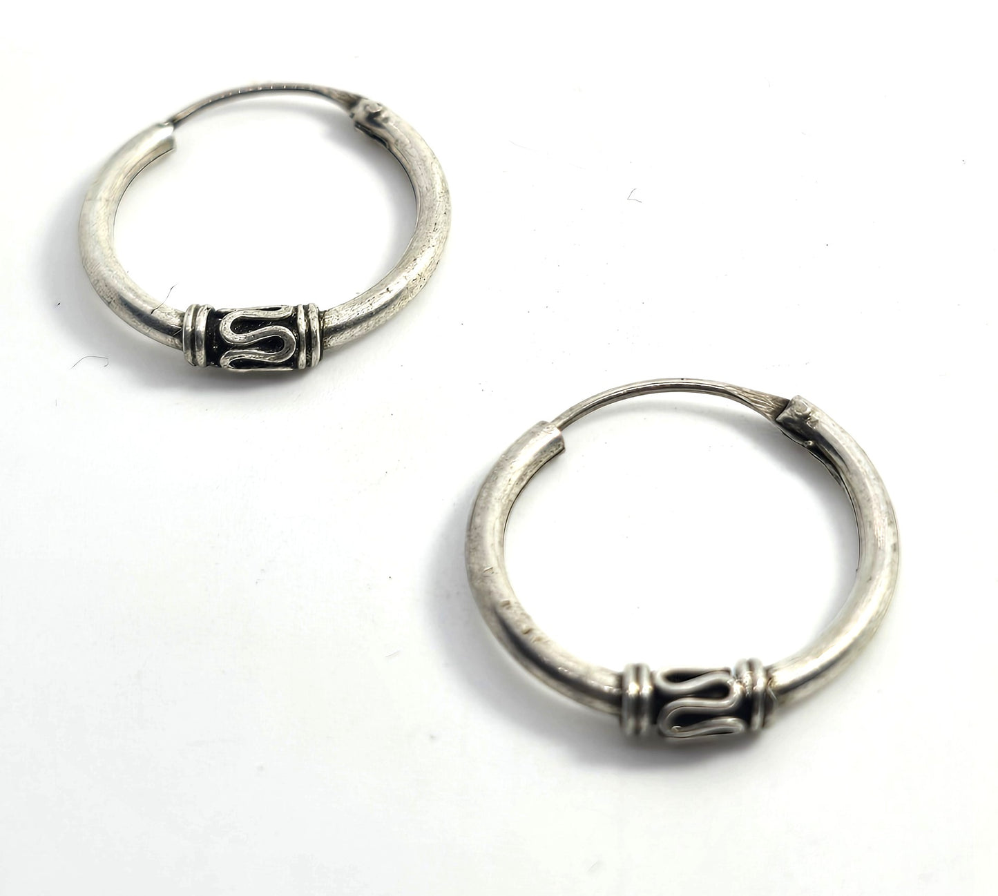 Tribal Balinese small petite sterling silver internal thread vintage hoop earrings