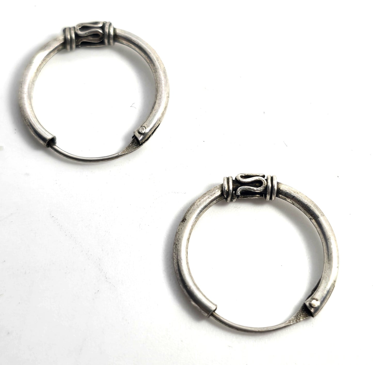 Tribal Balinese small petite sterling silver internal thread vintage hoop earrings