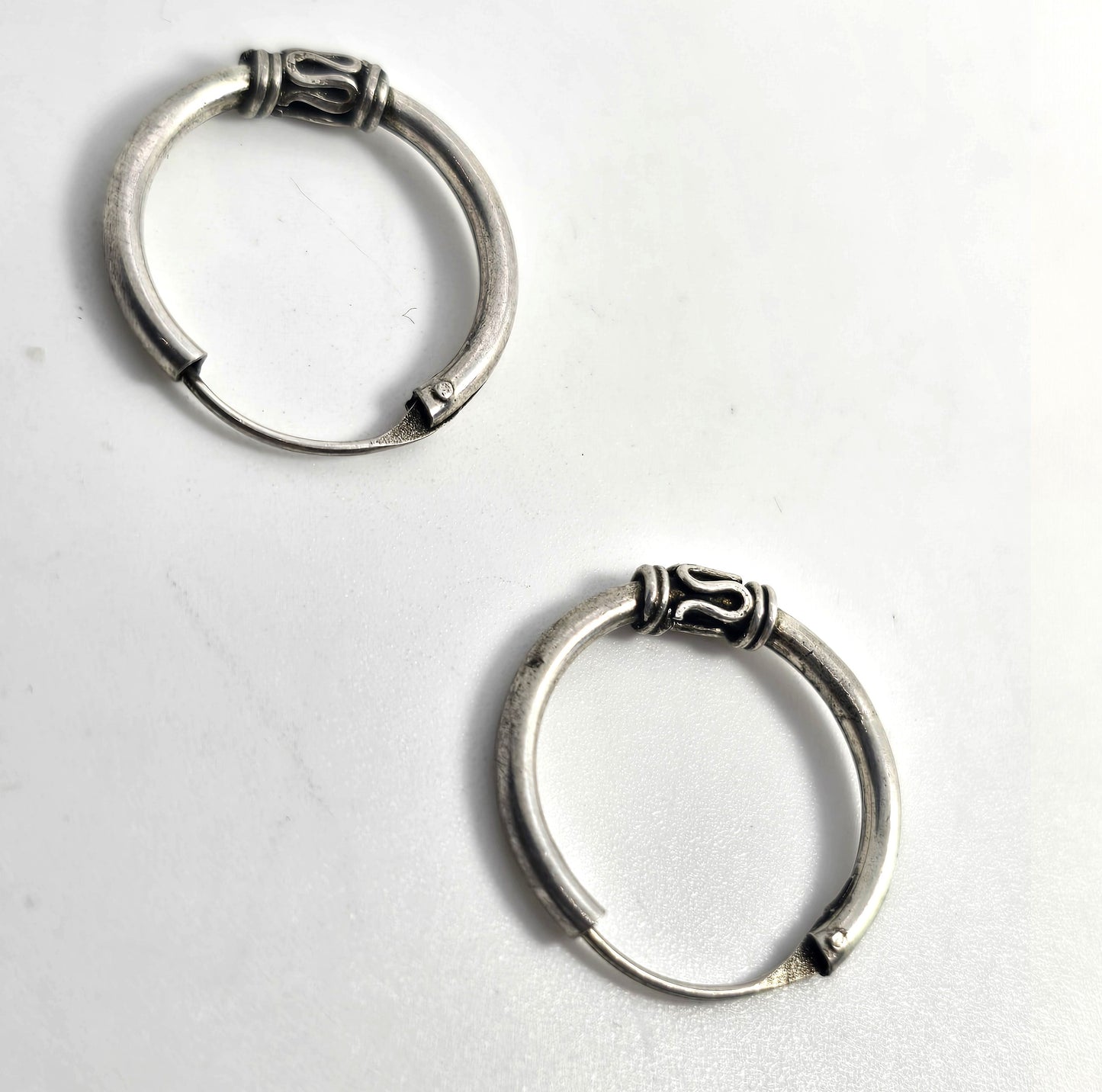 Tribal Balinese small petite sterling silver internal thread vintage hoop earrings