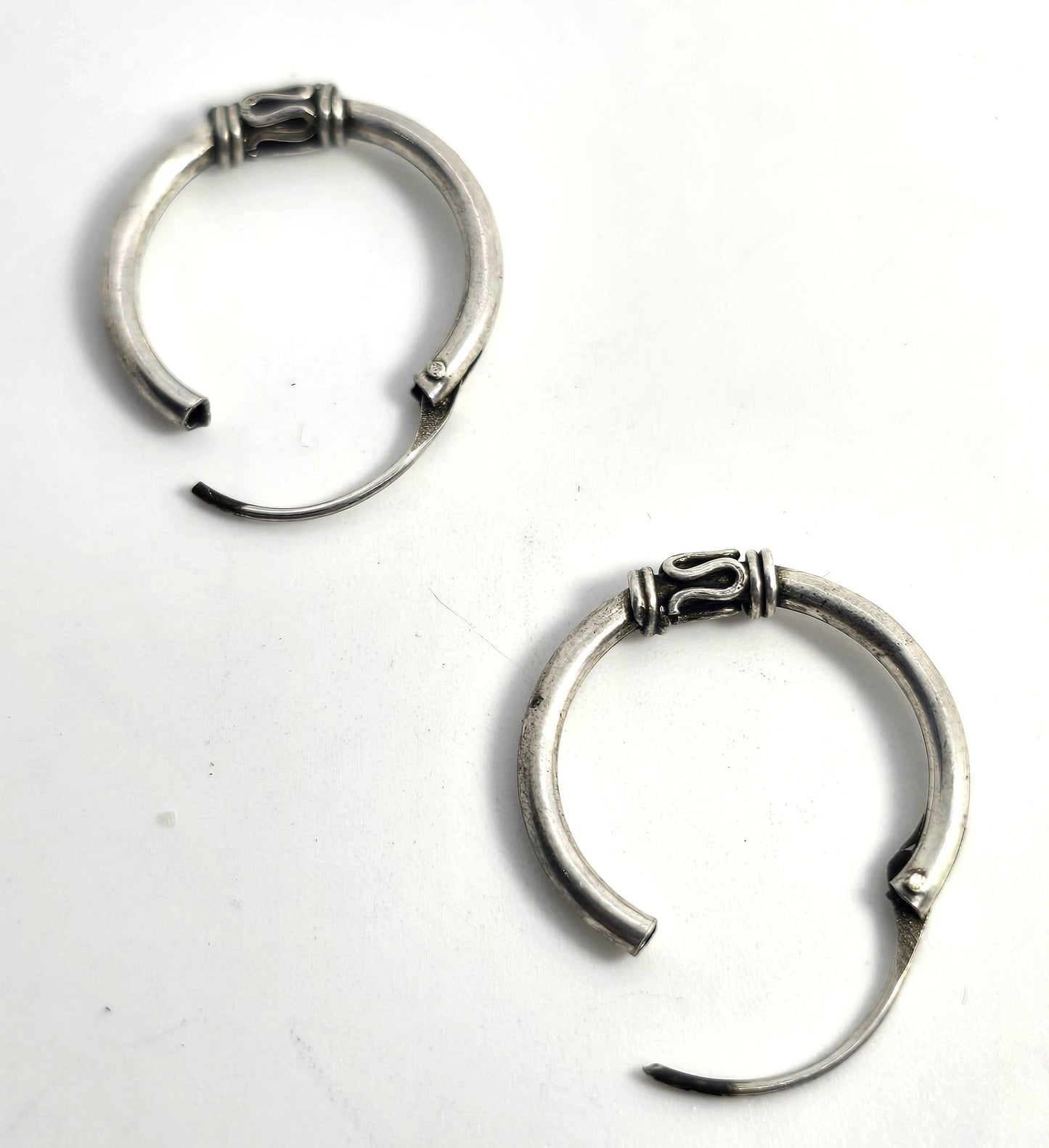 Tribal Balinese small petite sterling silver internal thread vintage hoop earrings