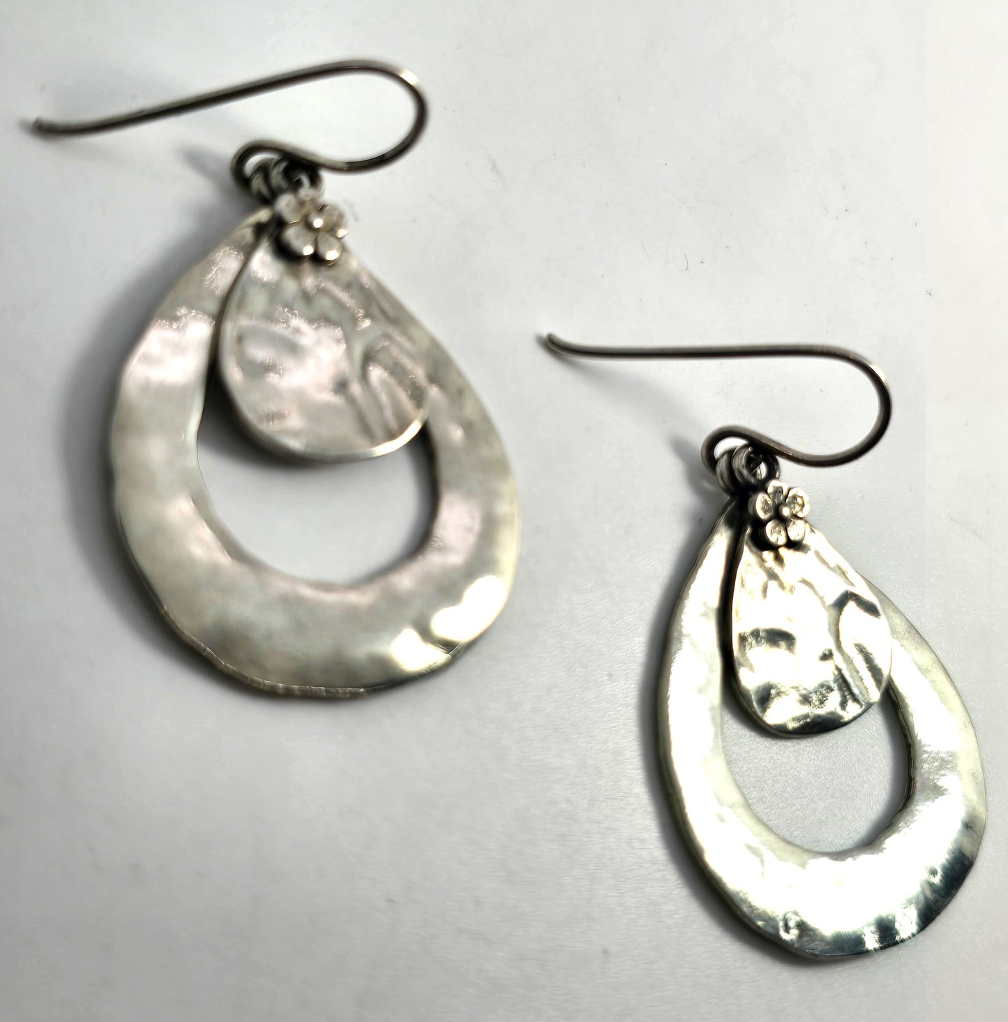 Silpada hammered sterling silver flower teardrop dangle earrings retired W2074