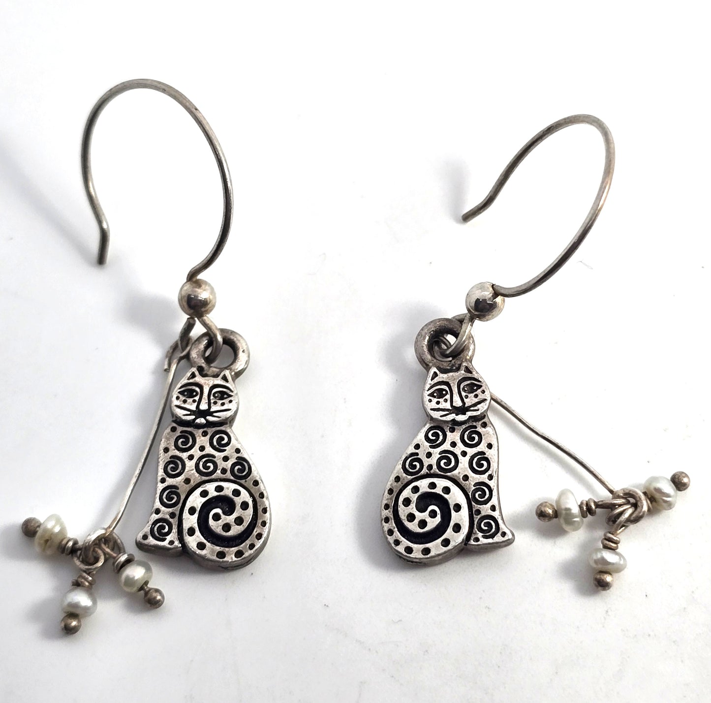 Whimsical Kitty cat silver toned fresh water pearl accent vintage retro earrings