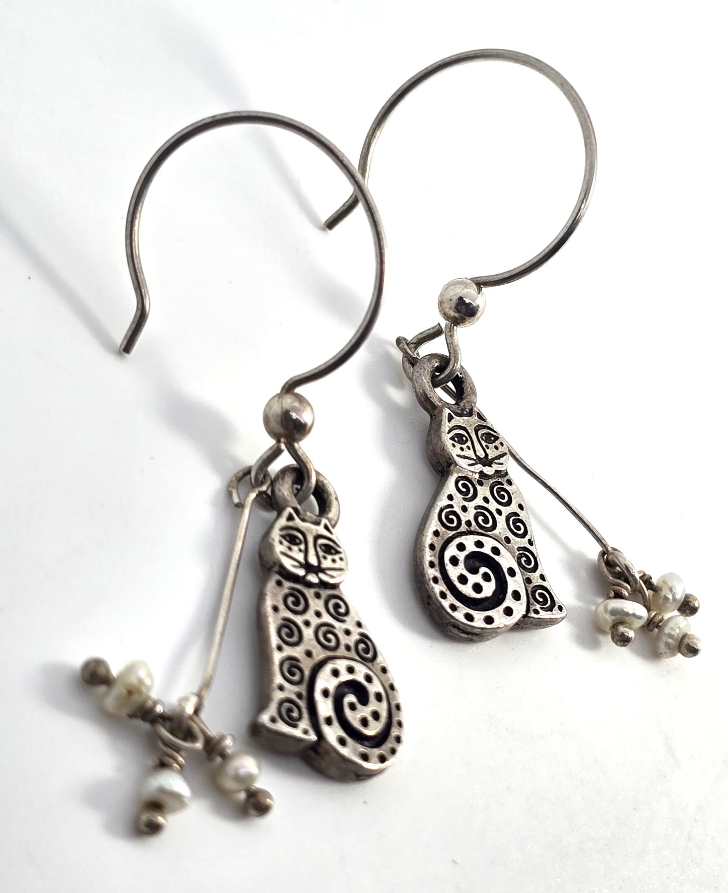 Whimsical Kitty cat silver toned fresh water pearl accent vintage retro earrings