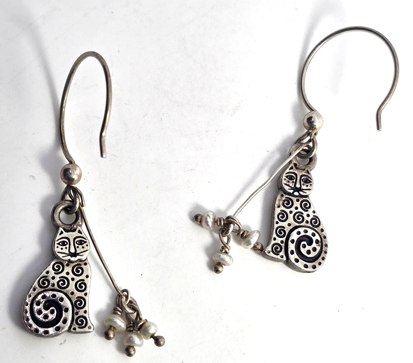 Whimsical Kitty cat silver toned fresh water pearl accent vintage retro earrings