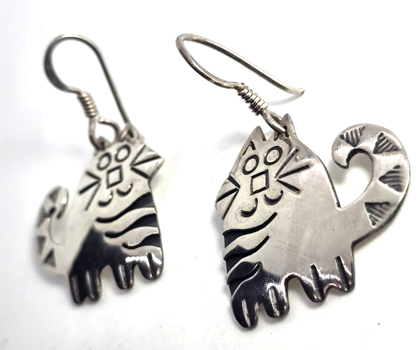 The Great Gus banded kitty cat feline sterling silver vintage earrings