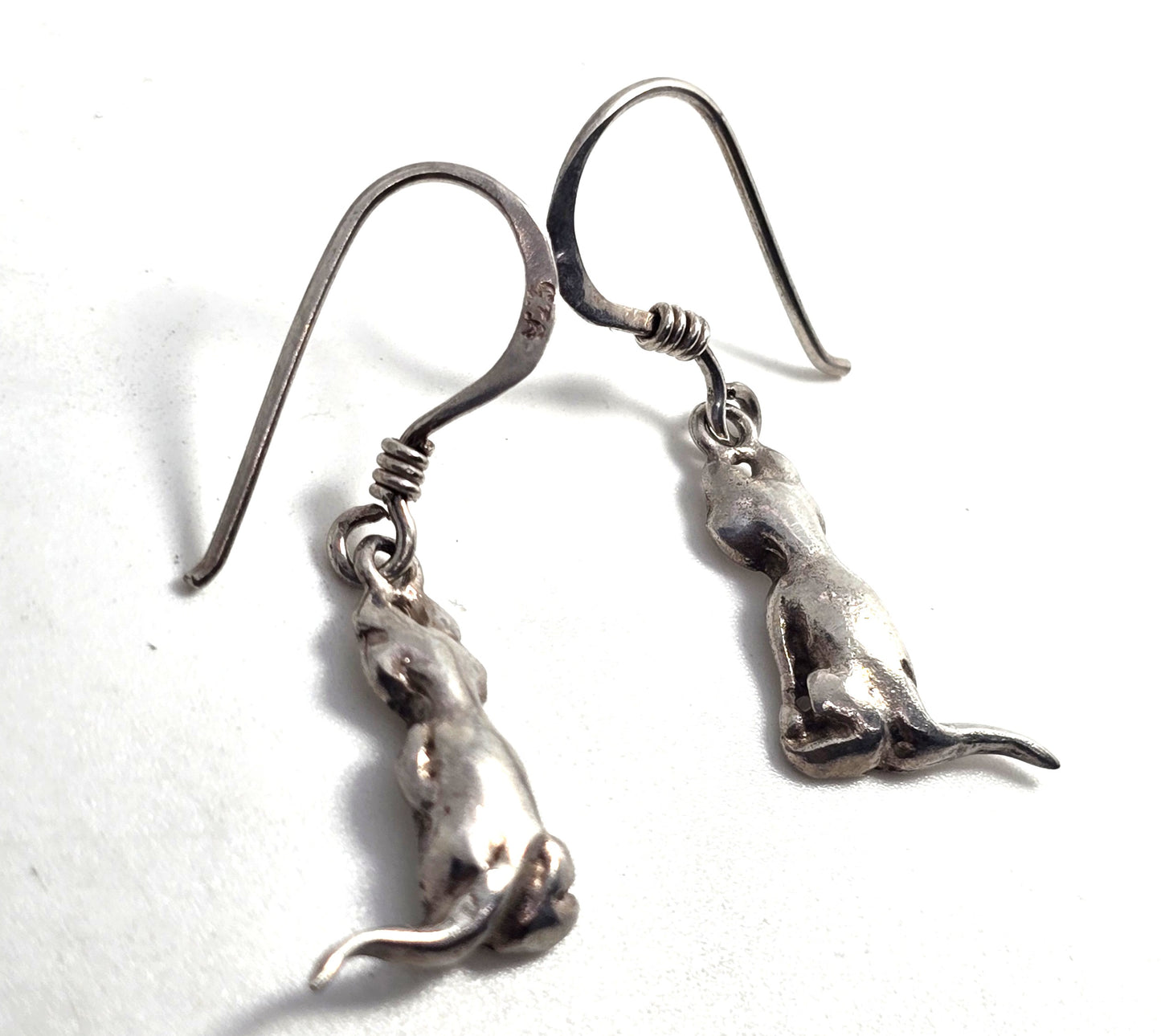 WI regal sitting kitty cat feline sterling silver vintage earrings