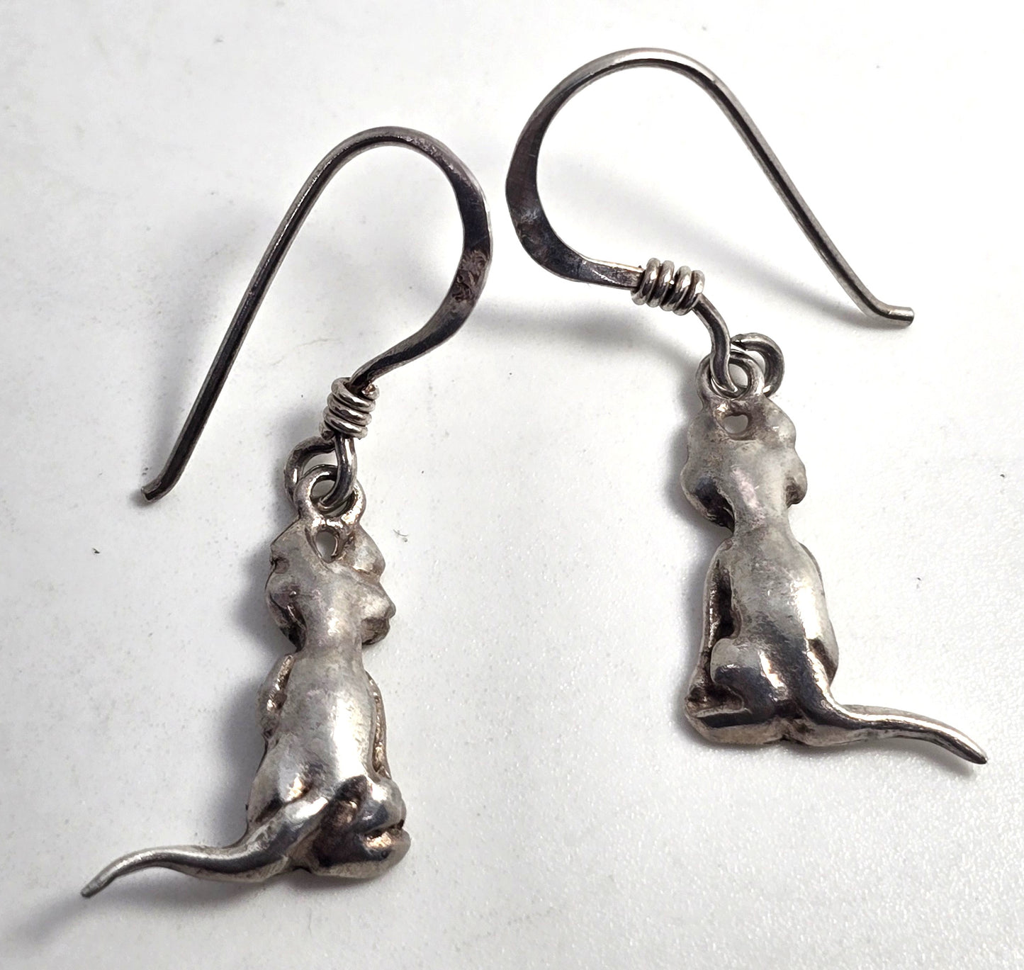 WI regal sitting kitty cat feline sterling silver vintage earrings