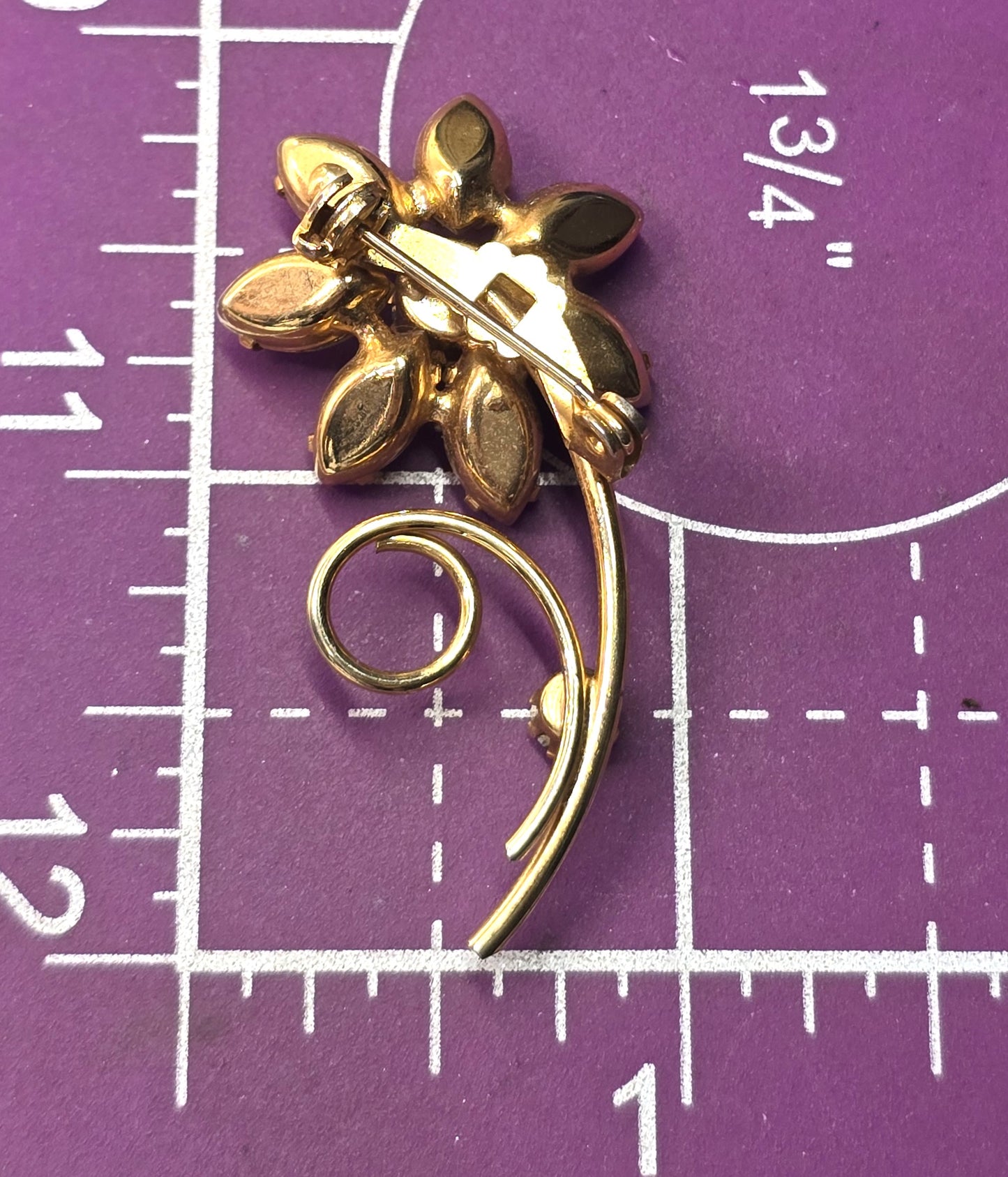 Jonquil yellow rhinestone prong set gold toned vintage rhinestone brooch