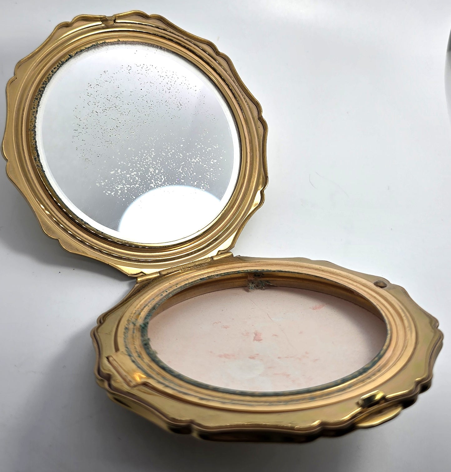 Stratton courting couple cupid scene scalloped mirror vintage compact mid century