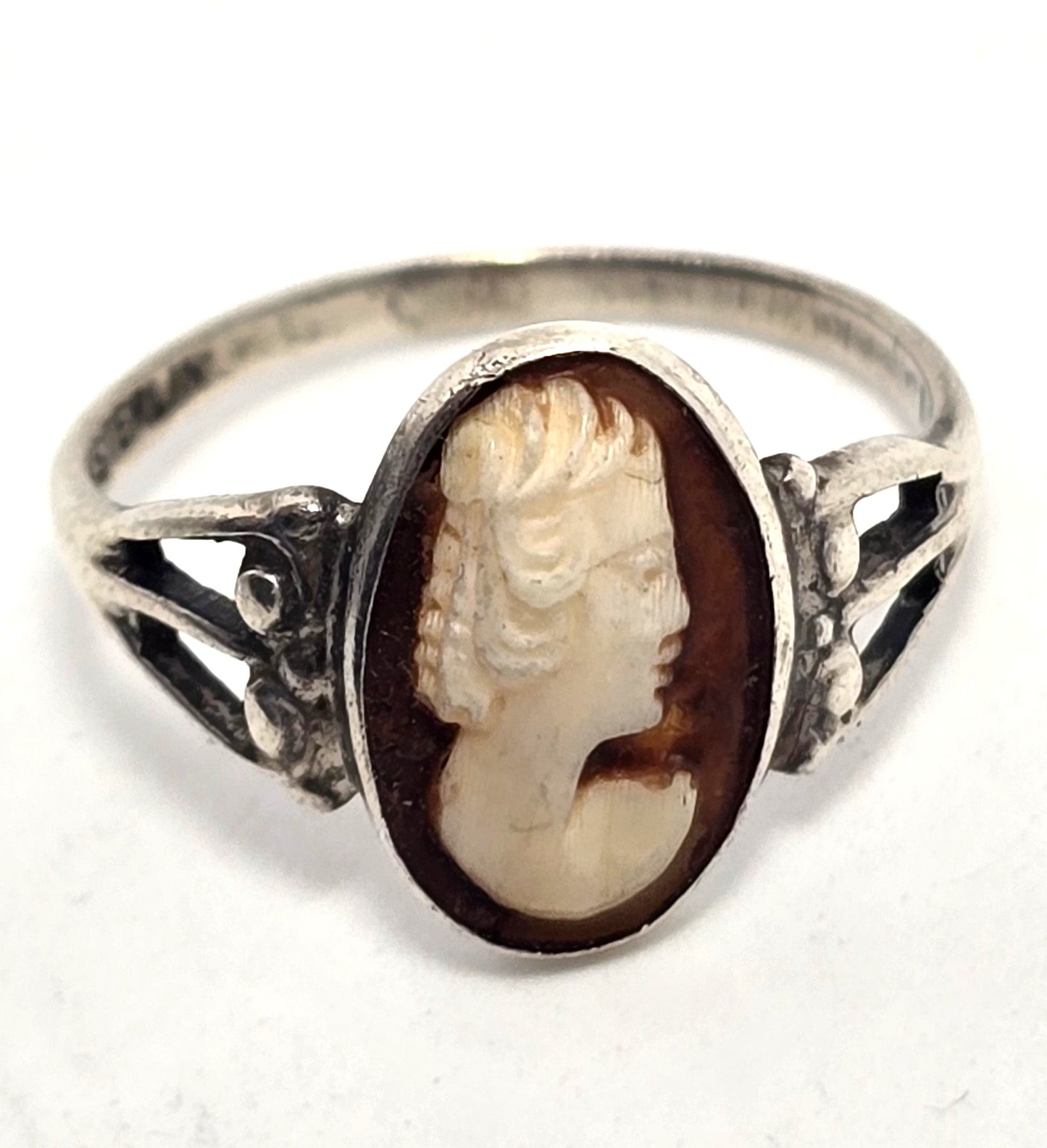 Carved shell delicate vintage sterling silver split shank ring size 6