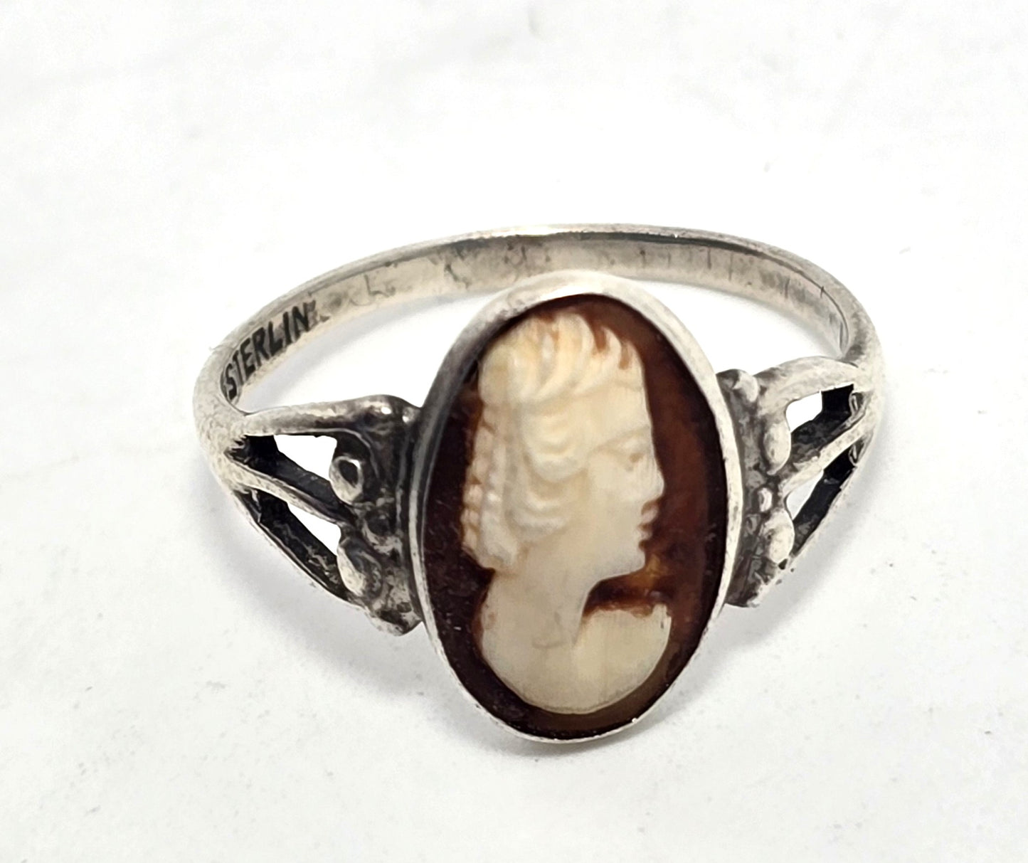 Carved shell delicate vintage sterling silver split shank ring size 6